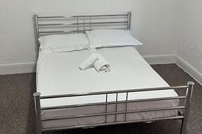 Central 4 Bed House - Sleeps 8 & Free Parking