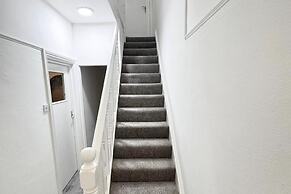 Central 4 Bed House - Sleeps 8 & Free Parking