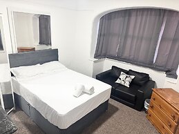 Central 4 Bed House - Sleeps 8 & Free Parking