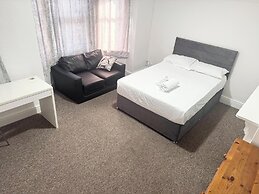 Central 4 Bed House - Sleeps 8 & Free Parking
