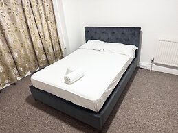 Central 4 Bed House - Sleeps 8 & Free Parking