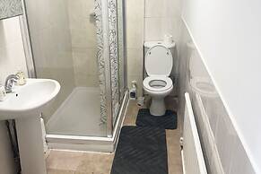 Central 4 Bed House - Sleeps 8 & Free Parking