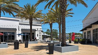 Sleeps 8 w/ Resort Pools, Tennis, Golf & Beach Access + Attraction Tic