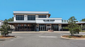 Sleeps 8 w/ Resort Pools, Tennis, Golf & Beach Access + Attraction Tic