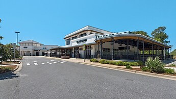 Sleeps 8 w/ Resort Pools, Tennis, Golf & Beach Access + Attraction Tic