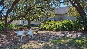 Sleeps 8 w/ Resort Pools, Tennis, Golf & Beach Access + Attraction Tic