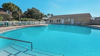 Sleeps 8 w/ Resort Pools, Tennis, Golf & Beach Access + Attraction Tic