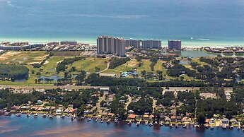 Sleeps 8 w/ Resort Pools, Tennis, Golf & Beach Access + Attraction Tic