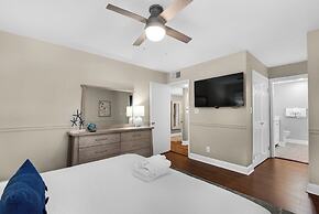 Sleeps 8 w/ Resort Pools, Tennis, Golf & Beach Access + Attraction Tic