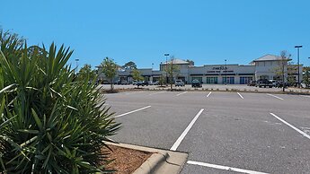 Sleeps 8 w/ Resort Pools, Tennis, Golf & Beach Access + Attraction Tic