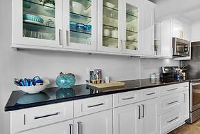 Sleeps 8 w/ Resort Pools, Tennis, Golf & Beach Access + Attraction Tic