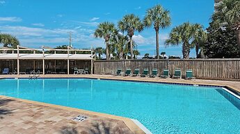 Sleeps 8 w/ Resort Pools, Tennis, Golf & Beach Access + Attraction Tic