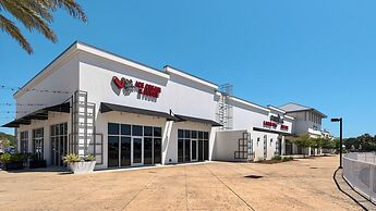 Sleeps 8 w/ Resort Pools, Tennis, Golf & Beach Access + Attraction Tic