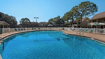 Sleeps 8 w/ Resort Pools, Tennis, Golf & Beach Access + Attraction Tic