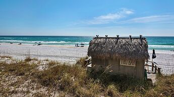 Sleeps 8 w/ Resort Pools, Tennis, Golf & Beach Access + Attraction Tic