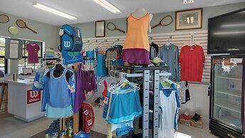 Sleeps 8 w/ Resort Pools, Tennis, Golf & Beach Access + Attraction Tic