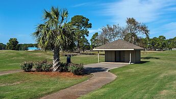 Sleeps 8 w/ Resort Pools, Tennis, Golf & Beach Access + Attraction Tic