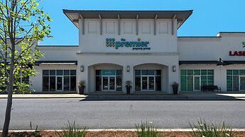 Sleeps 8 w/ Resort Pools, Tennis, Golf & Beach Access + Attraction Tic