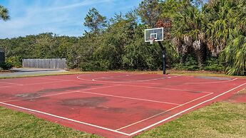 Sleeps 8 w/ Resort Pools, Tennis, Golf & Beach Access + Attraction Tic