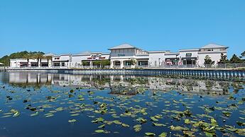 Sleeps 8 w/ Resort Pools, Tennis, Golf & Beach Access + Attraction Tic