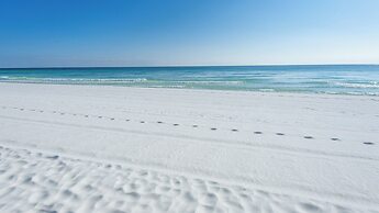 Sleeps 8 w/ Resort Pools, Tennis, Golf & Beach Access + Attraction Tic