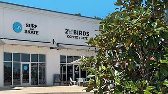 Sleeps 8 w/ Resort Pools, Tennis, Golf & Beach Access + Attraction Tic