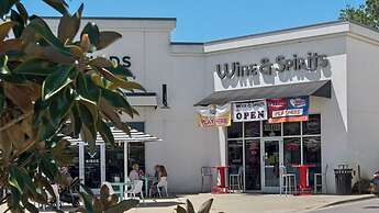 Sleeps 8 w/ Resort Pools, Tennis, Golf & Beach Access + Attraction Tic