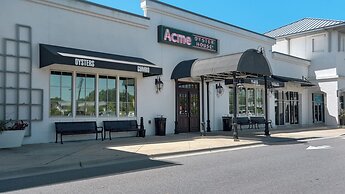 Sleeps 8 w/ Resort Pools, Tennis, Golf & Beach Access + Attraction Tic