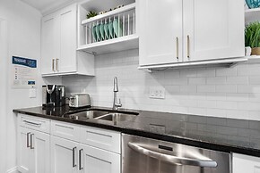 Sleeps 8 w/ Resort Pools, Tennis, Golf & Beach Access + Attraction Tic