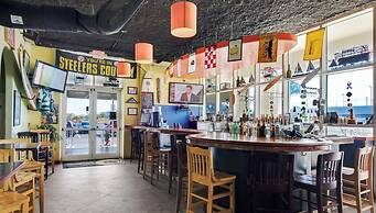 Sleeps 8 w/ Resort Pools, Tennis, Golf & Beach Access + Attraction Tic