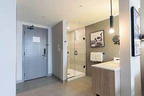 Sandman Signature Las Colinas Hotel & Suites