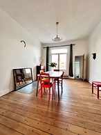 Spacious Family Apartment Midi