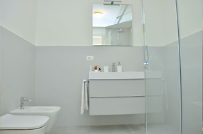 Charming Apartment With Terrace by the sea