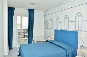 Charming Apartment With Terrace by the sea