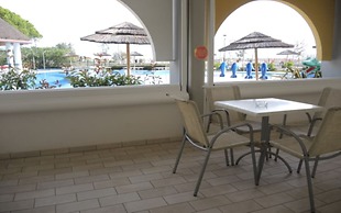 Seaside Studio - Poolside Getaway