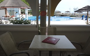 Seaside Studio - Poolside Getaway