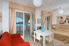 Seaside Studio - Poolside Getaway