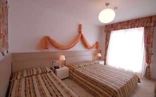 Seaside Bliss- Flat With View on the Pool