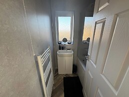 Housesleeps5-riverfront-parking-garden-contractors