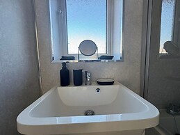 Housesleeps5-riverfront-parking-garden-contractors