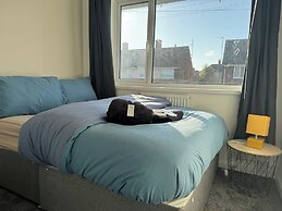 Housesleeps5-riverfront-parking-garden-contractors