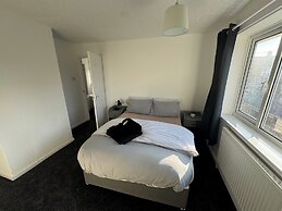 Housesleeps5-riverfront-parking-garden-contractors