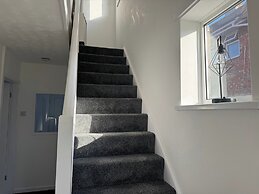 Housesleeps5-riverfront-parking-garden-contractors