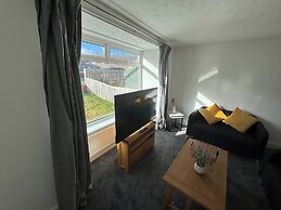 Housesleeps5-riverfront-parking-garden-contractors