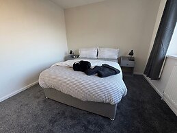 Housesleeps5-riverfront-parking-garden-contractors