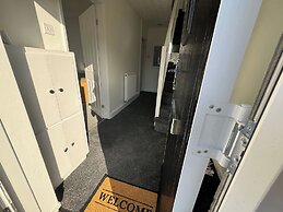 Housesleeps5-riverfront-parking-garden-contractors