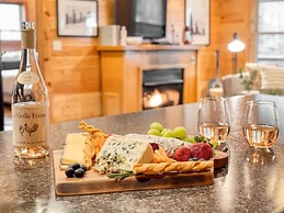 Charming Smoky Mountain Cabin w Hot tub Views