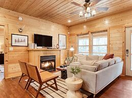 Charming Smoky Mountain Cabin w Hot tub Views