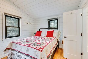 1 Mi to Marina: Cabin w/ Views Near Atwood Lake!