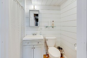 1 Mi to Marina: Cabin w/ Views Near Atwood Lake!